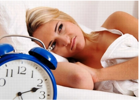 Thức khuya là một trong những nguyên nhân gây sạm da