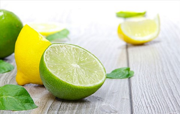 Axit citric có trong chanh sẽ xóa sạch bụi bẩn trên da mặt